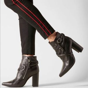 TWO 24 ARIAT DIMOND BLACK BOOT Size: 8